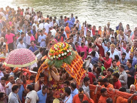 Mahakal Ride महाकाल की भक्ति में झूमे भक्त सवारी मार्ग पर आस्था का सैलाब Mahakal Ride Large