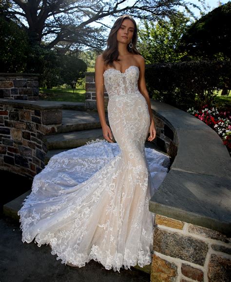 Strapless Lace Mermaid Wedding Dress With Sweetheart Neckline