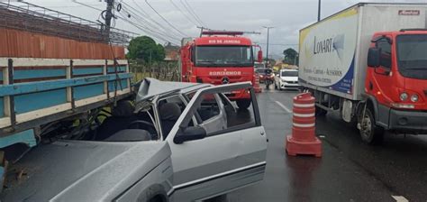 Maricá Acidente Grave Entre Caminhão E Carro Na Rj 106 Em São José Do