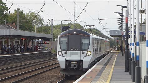 Great Northern Class 717 Passes Hitchin 7922 Youtube