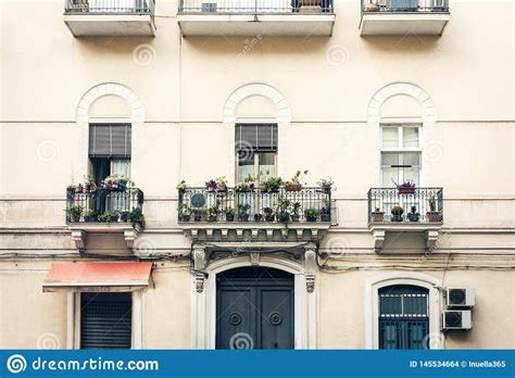 Balc N Con Las Macetas Y Las Plantas De La Casa En Un Edificio Hist