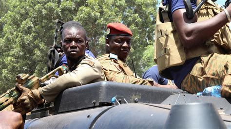 Burkina Faso un an après le deuxième putsch moins d attaques de