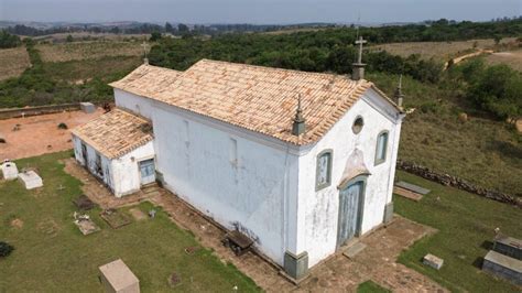 Capela do século 18 em Entre Rios de Minas recebe obras de restauração