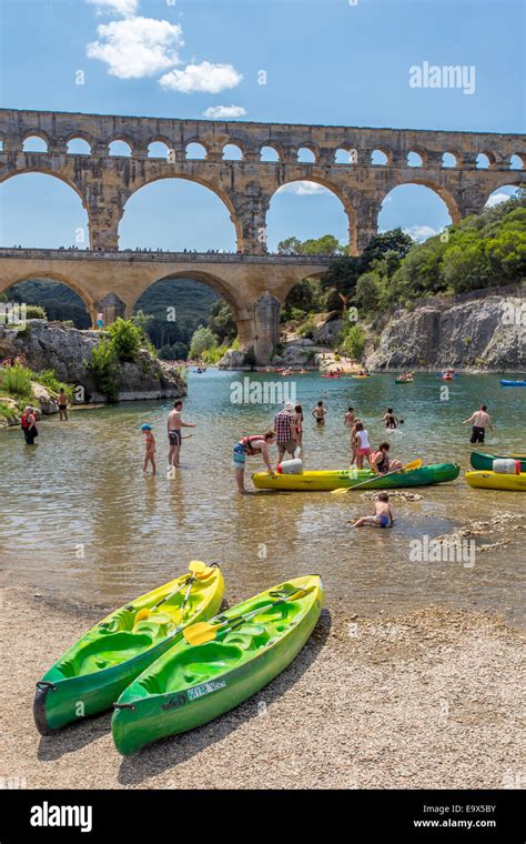 Kajaks Unter Das R Mische Aqu Dukt Pont Du Gard Gard Languedoc