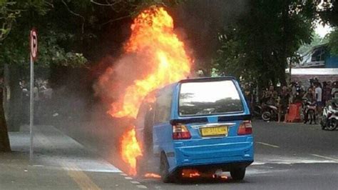 Diduga Korsleting Listrik Mobil Angkot Hangus Terbakar