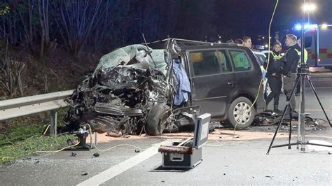 Emstek Schwerer Unfall Nahe Cloppenburg Mindestens Drei Tote