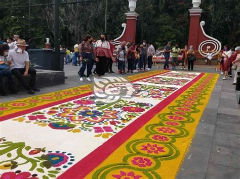 Artesanos engalanan calles de Orizaba con tapetes de aserrín en honor