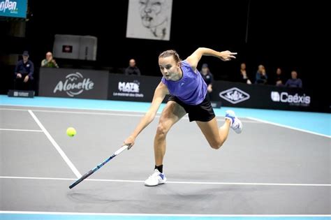 Tennis Open In Arte Angers La Tenante Du Titre Clara Burel Tombe