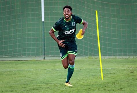 Willian Oliveira Comemora Primeiro Gol E Lideran A Do Goiano Extrema