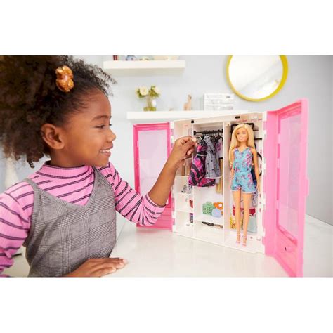 Barbie Fashionistas Ultimate Closet Doll And Accessory Gbk