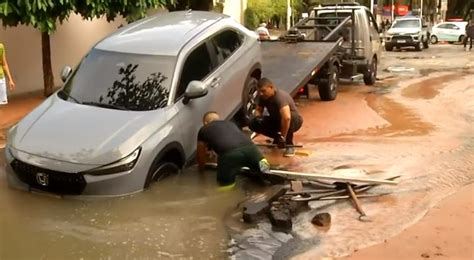 Carro Cai Em Cratera Aberta No Asfalto Em Rea Nobre De Fortaleza