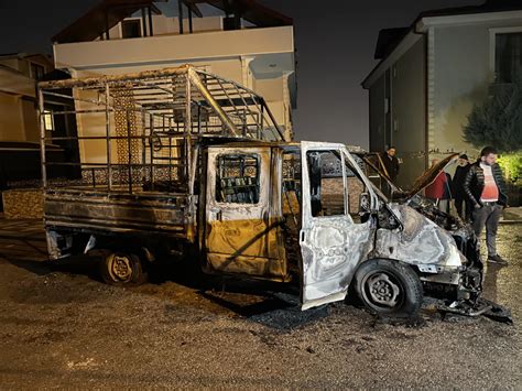 Sakarya da seyir halindeyken alev alan kamyonet kullanılamaz hale geldi