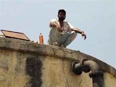 A Young Man Climbed On The Tank Demanding Water पानी की मारामारी