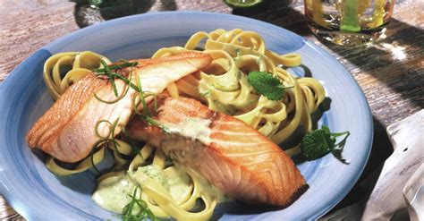 Gebratener Lachs Mit Bandnudeln Und Limetten Hollandaise Rezept Eat