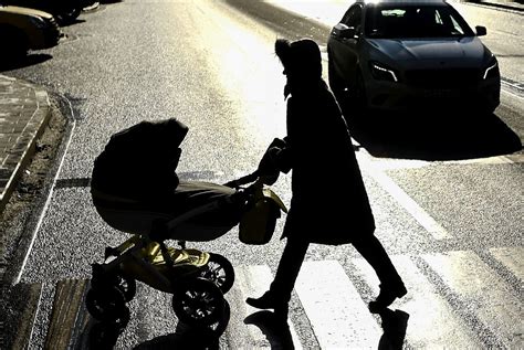 Bimbo Di Due Anni Travolto Da Un Auto Mentre Attraversa La Strada Con