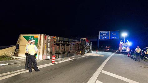 A A Lkw Im Kreuz Moers Umgekippt