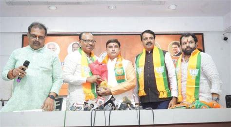 Uddhav Led Shiv Senas National Spokesperson Shailesh Pandey Joins Bjp Mumbai News The