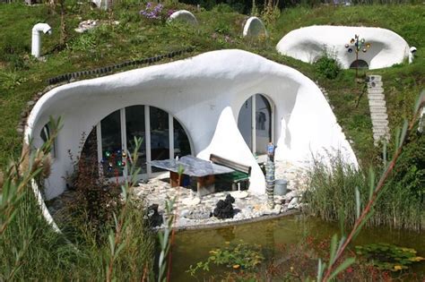 Recuerdan a una casa hobbit pero son viviendas subterráneas eficientes