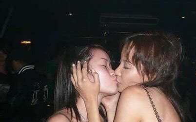 Singapore Lesbos Smooching ZB Porn
