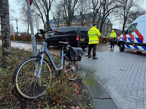 Fotonieuws Fietsster 78 Ernstig Gewond Bij Botsing Met Bestelbus