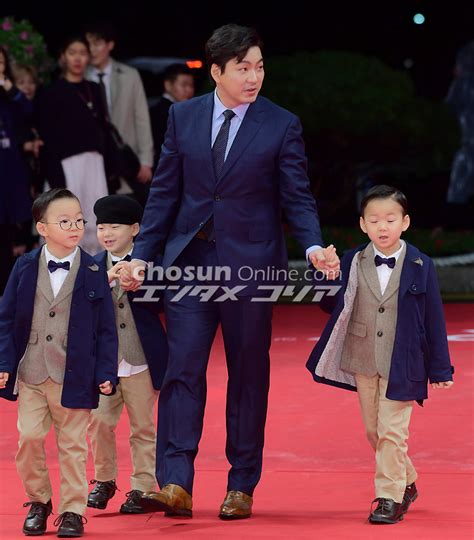 【フォト】ソン・イルグク、三つ子の息子と出席＝釜山映画祭