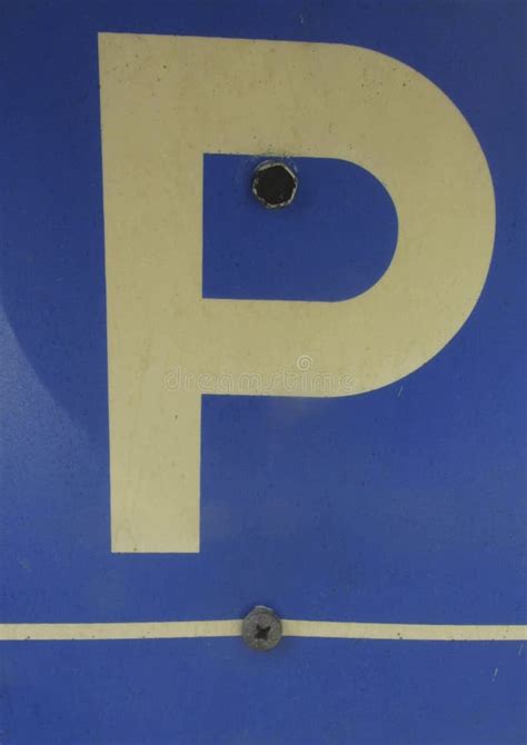 Signo De Estacionamiento Azul Con Letra P Blanca Foto De Archivo