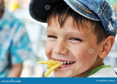 Gar On Mangeant Des Pommes Frites Photo Stock Image Du Camelote