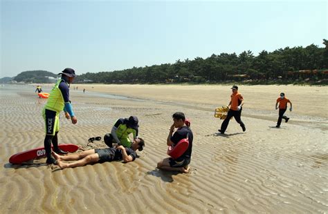 군산해경 민․관 합동 해수욕장 인명구조 훈련 실시 전주일보