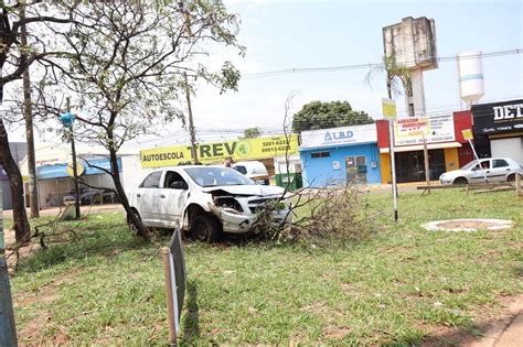 Pneu De Carro Estoura Motorista Passa Mal E Invade Canteiro Na Capital