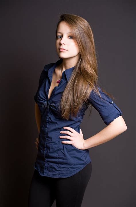 Beau Brunette Heureux De L adolescence Image stock Image du féminin fermer 21675807