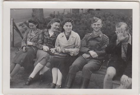 F26635 Orig Foto Luftwaffe Soldat Und Frauen Sitzen Auf Einer Bank