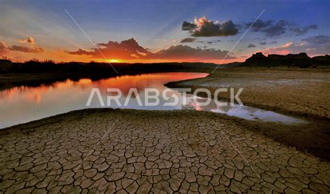 صورة لجفاف وشح المياه في المملكة العربية السعودية وقت غروب الشمس، مناظر