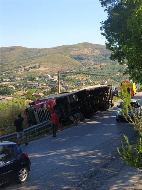 Camion Si Ribalta Nelle Curve Di Castellabate Ferito Lievemente L