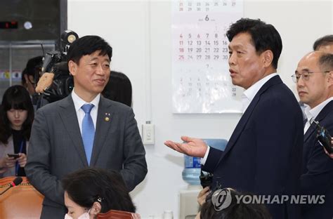 오태석 과학기술정보통신부 제1차관과 대화하는 조승래 민주당 간사 연합뉴스