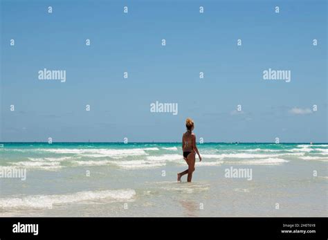 Bikini model beach Fotos und Bildmaterial in hoher Auflösung Alamy