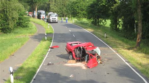 T Dlicher Unfall Auf Der L Bei Rotenburg J Hriger Fahrer Kracht