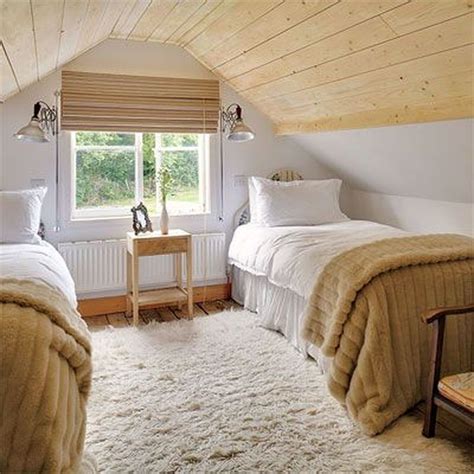 48 Elegant Small Attic Bedroom For Your Home HOMYSTYLE