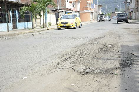 Calle Abdón Calderón tiene problemas con baches y reboses El Diario