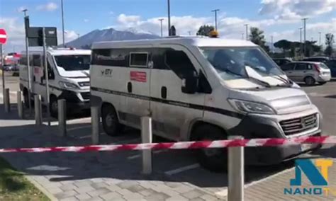 Paura A Casoria 4 Banditi Armati Di Kalashnikov Rapinano Un Portavalori