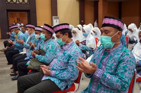 PELEPASAN JAMAAH CALON HAJI DI PAPUA BARAT ANTARA Foto