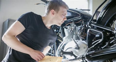 Cómo hacer el mantenimiento de una moto