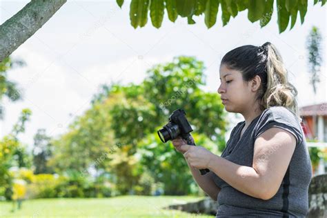 Hermosa Joven Latina Sosteniendo Una C Mara En Sus Manos Mirando El Contenido Que Grab Para