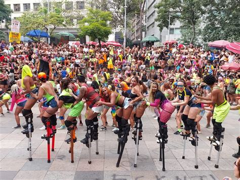 Mulher Tem Pau - Pernas de pau ditam o ritmo do primeiro dia de folia do ano no Centro ...