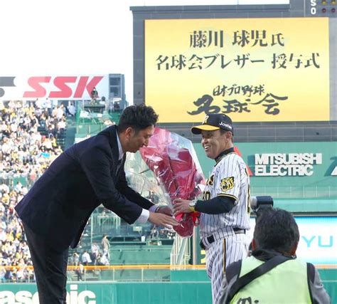 【フォト】「感謝しかない」 藤川球児さんに名球会ブレザー 産経ニュース