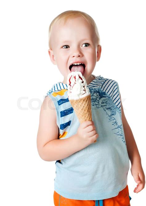 kleine Junge isst Eis auf einem weißen Hintergrund | Stock Bild | Colourbox