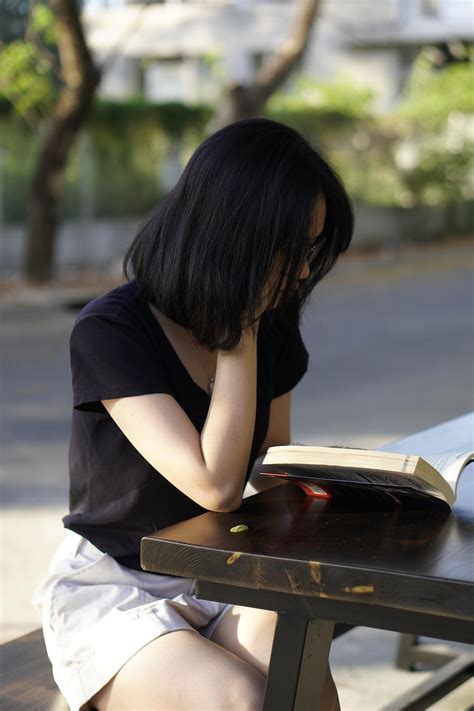 gadis membaca buku foto gratis  pixabay pixabay