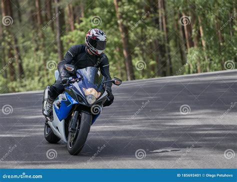 Motociclista Por Carretera Un Motociclista Aprende A Controlar Una