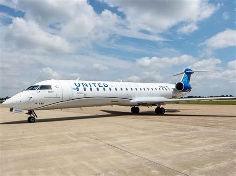 United CRJ500 regional jet has First Class and walk up bar | Lux-Traveller