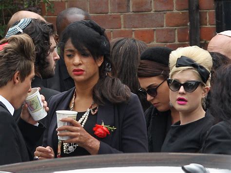 Amy Winehouse cremated following funeral service - CBS News