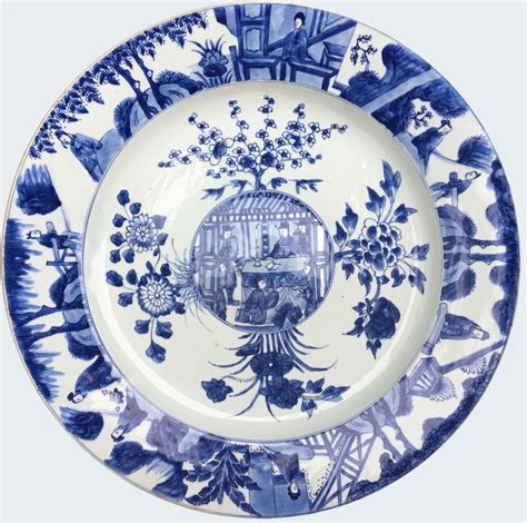 Grand plat peint en bleu sous couverte à décor de figures en porcelaine